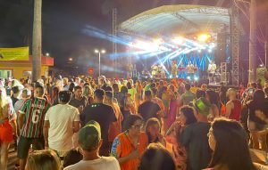 Foliões apreciam Banda Sem Limite no Carnaval de Taguaí