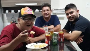Ricardo Cassio, o famoso Et do Lanche com seus amigos - foto do Facebook