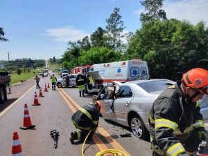 Grave acidente entre caminhão de gado e carro ceifa a vida de motorista em Taquarituba
