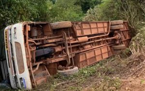 Ônibus com trabalhadores rurais tombou em Campos de Holambra, em Paranapanema (SP) — Foto Reprodução