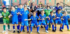 Os jovens atletas da equipe Sub-11 de Cerqueira sagraram-se campeões