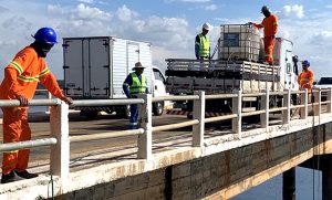 DER-PR reforma os guard-rails durante obras na ponte sobre a Represa de Chavantes, entre Carlópolis e São Paulo