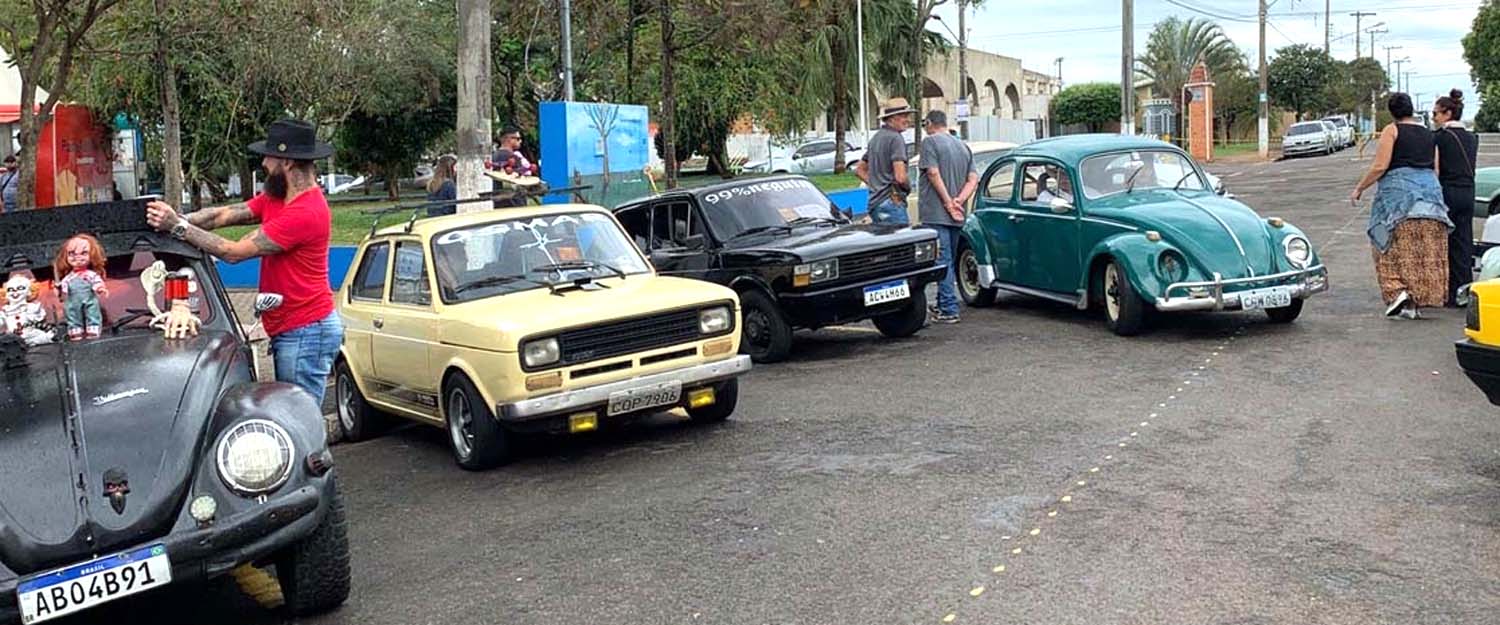 ENCONTRO DE CARROS REÚNE APAIXONADOS POR AUTOMOBILISMO