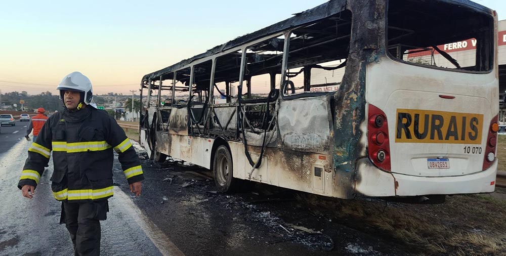 ÔNIBUS COM TRABALHADORES PEGA FOGO NA SP-255