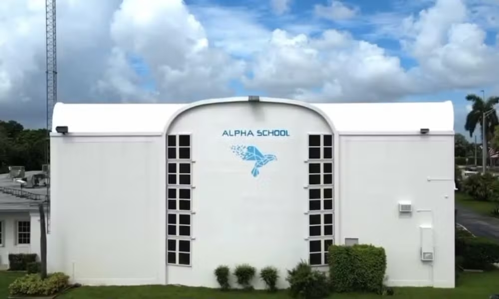 ESCOLA SUBSTITUI PROFESSORES POR INTELIGÊNCIA ARTIFICIAL E OFERECE APENAS 2 HORAS DE AULA POR DIA