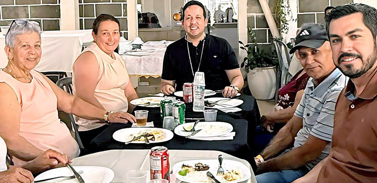 PARÓQUIA CELEBRA 5 ANOS DE MISSÃO DO PE. CARLOS GARCIA, CR