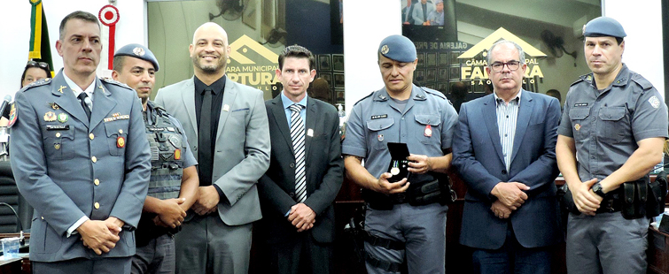 CÂMARA DE FARTURA HOMENAGEIA POLICIAIS COM MEDALHA DE RECONHECIMENTO COMUNITÁRIO