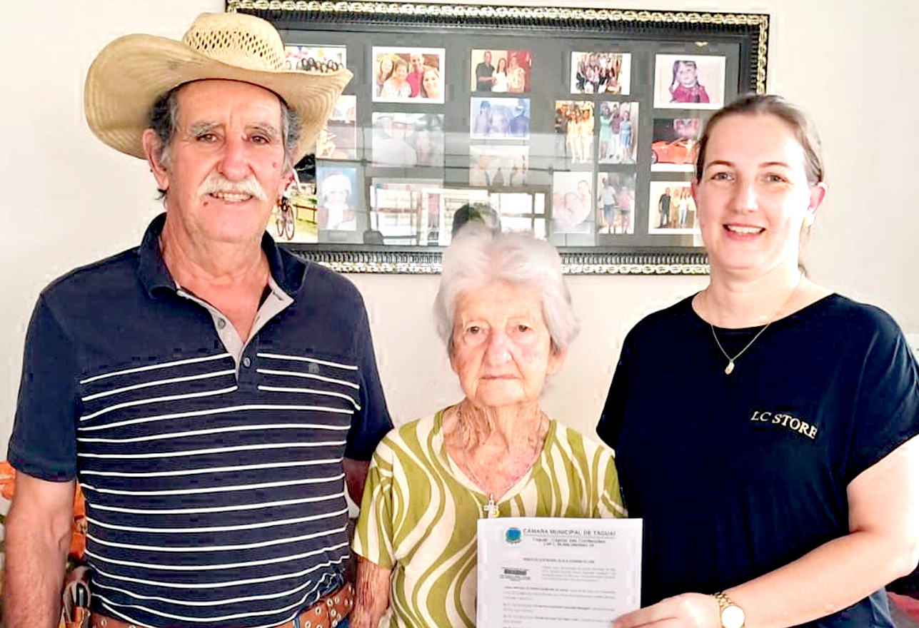 PRESIDENTE DA CÂMARA DE TAGUAÍ VISITA IDOSA HOMENAGEADA NA SESSÃO