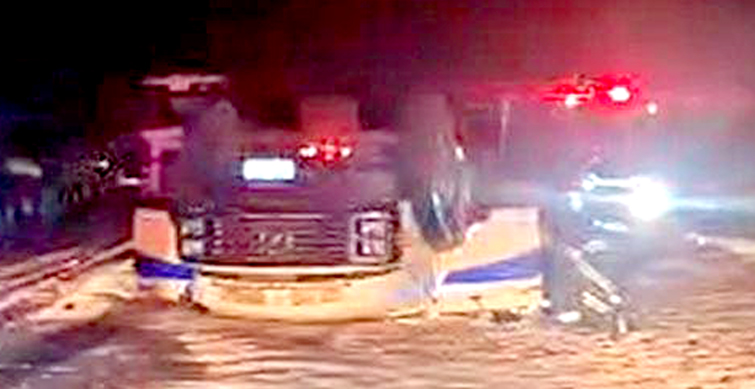 TOMBAMENTO DE CAMINHÃO DEIXA UM MORTO E INTERDITA SP-255 EM TAQUARITUBA