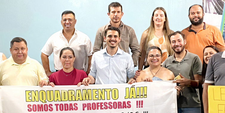 PROFESSORES REALIZAM MANIFESTAÇÃO NA CÂMARA DE TAGUAÍ