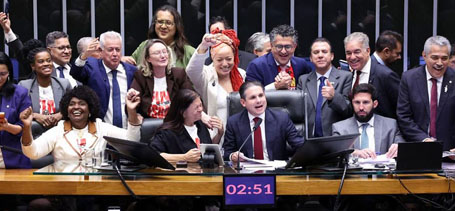 CÂMARA APROVA, EM DOIS TURNOS, PEC PELO FIM DA ESCALA 6X1