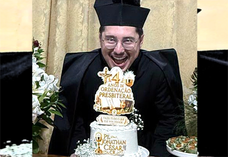 PADRE JONATHAN CELEBRA EM FATURA OS QUATRO ANOS DE SACERDÓCIO