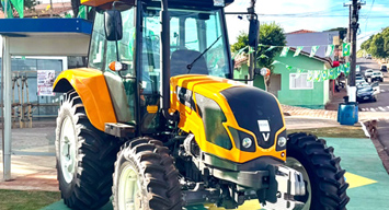 TIMBURI RECEBE TRATOR PARA FORTALECER O SETOR AGRÍCOLA