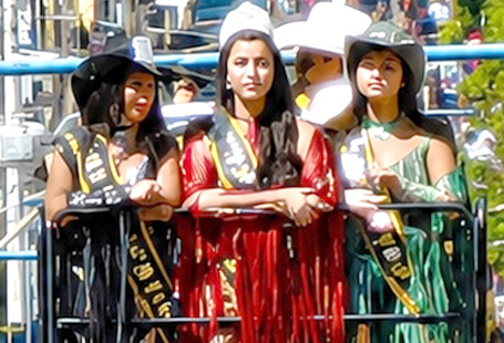 CAVALGADA REÚNE CENTENAS DE CAVALEIROS PELAS RUAS DE TIMBURI