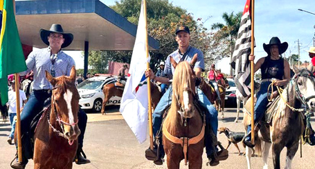CAVALGADA REÚNE CENTENAS DE CAVALEIROS PELAS RUAS DE TIMBURI