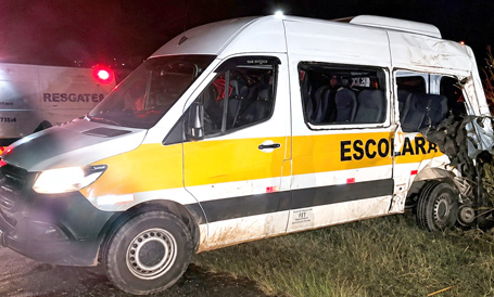 TRAGÉDIA NA SERRA VELHA: ACIDENTE COM VAN ESCOLAR DEIXA DOIS MORTOS
