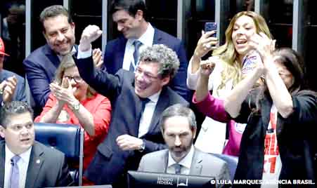 SENADO APROVA PEC QUE PREVÊ FIM DA ESCALA 6X1. TRABALHADORES TERÃO DUAS FOLGAS SEMANAIS
