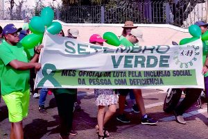 Direção, monitores e integrantes da Apae e da sociedade durante a caminhada em Cerqueira