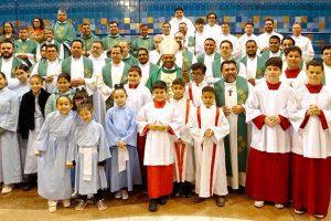 Dom Eduardo com os padres, diáconos, seminaristas e membros da Diocese de Ourinhos