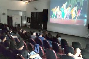 Estudantes assistindo o filme no Centro de Convenções
