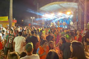 Foliões apreciam Banda Sem Limite no Carnaval de Taguaí
