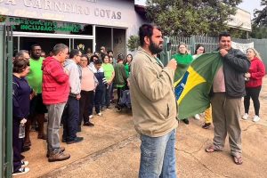 O Hino Nacional foi entoado em frente à instituição