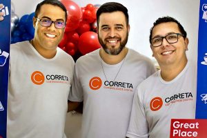 Os sócios-proprietários da Correta, Juliano, Danilo e Rederson comemoram o Selo