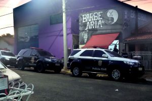 Policiais de madrugada realizando averiguação em um dos pontos na Vila de Fátima