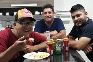 Ricardo Cassio, o famoso Et do Lanche com seus amigos - foto do Facebook