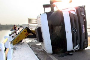 Um caminhão muque que prestava serviço na ponte tombou fechando a pista